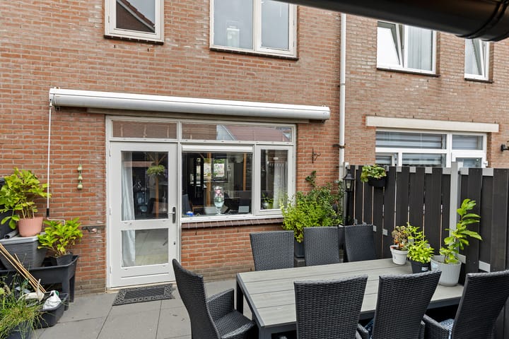 Tussenwoning te koop: Van Oosterwijk Bruynstraat 1L, 'S-Gravenhage