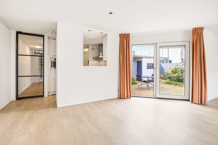 Tussenwoning te koop: Kamelenhof 3, Almere