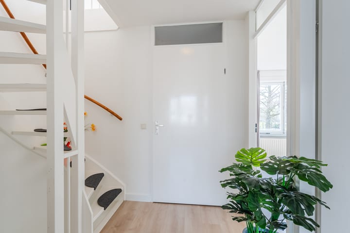 Tussenwoning te koop: Burgemeester Kootlaan 155, Uithoorn