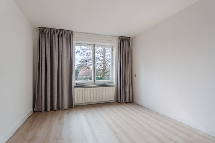 Tussenwoning te koop: Burgemeester Kootlaan 155, Uithoorn