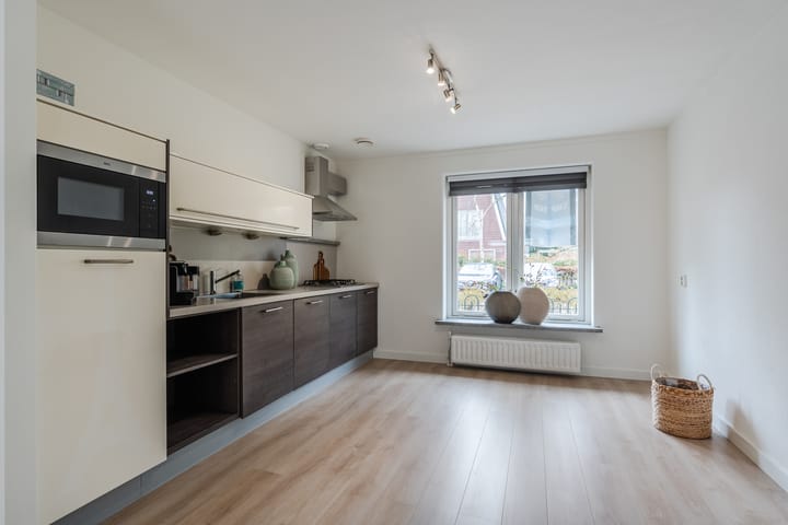 Tussenwoning te koop: Burgemeester Kootlaan 155, Uithoorn