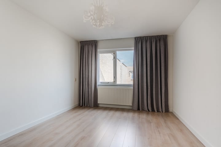 Tussenwoning te koop: Burgemeester Kootlaan 155, Uithoorn