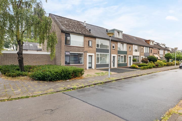 Tussenwoning te koop: Aalststraat 46, Breda