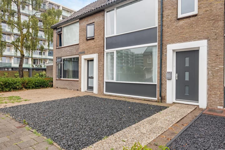Tussenwoning te koop: Aalststraat 46, Breda