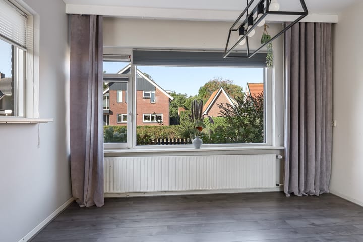 Twee-onder-één-kap te koop: Bernadottestraat 3, Zetten