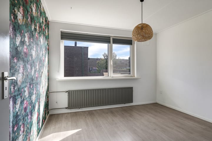 Twee-onder-één-kap te koop: Bernadottestraat 3, Zetten