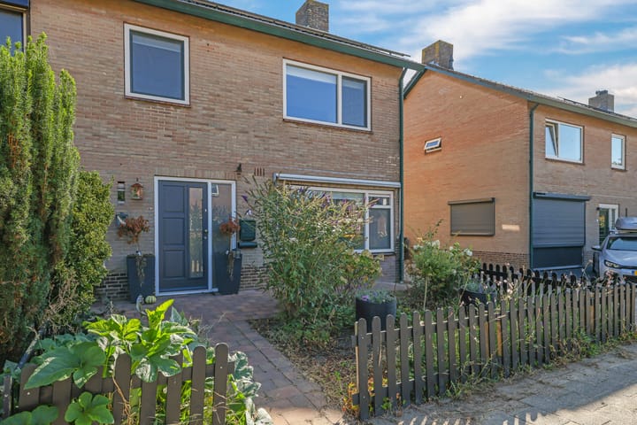 Twee-onder-één-kap te koop: Bernadottestraat 3, Zetten