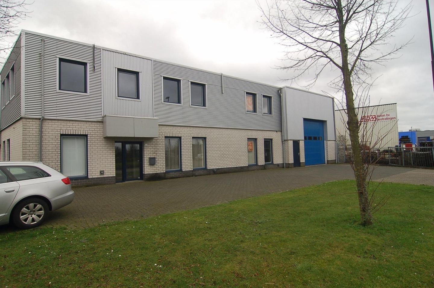 View photo 1 of Stikker 24