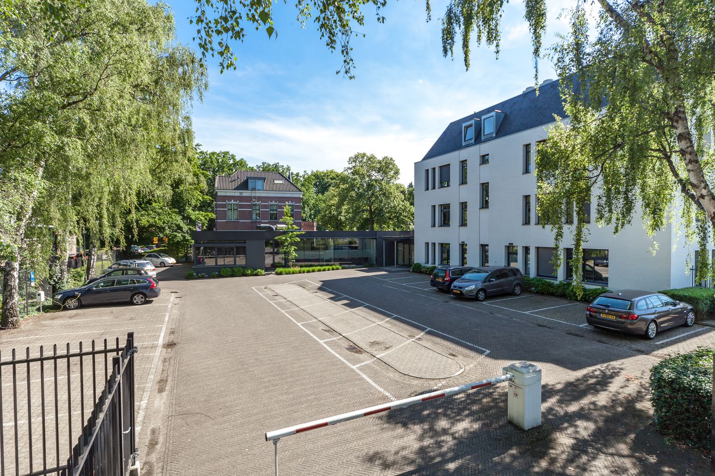 View photo 2 of Parklaan 64