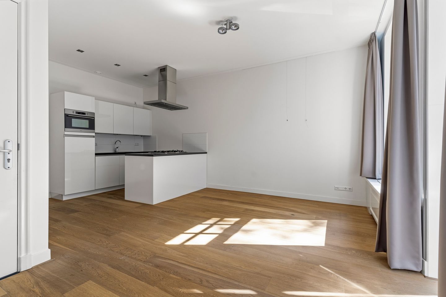 Photo 10 of Johannes Verhulststraat 142-1