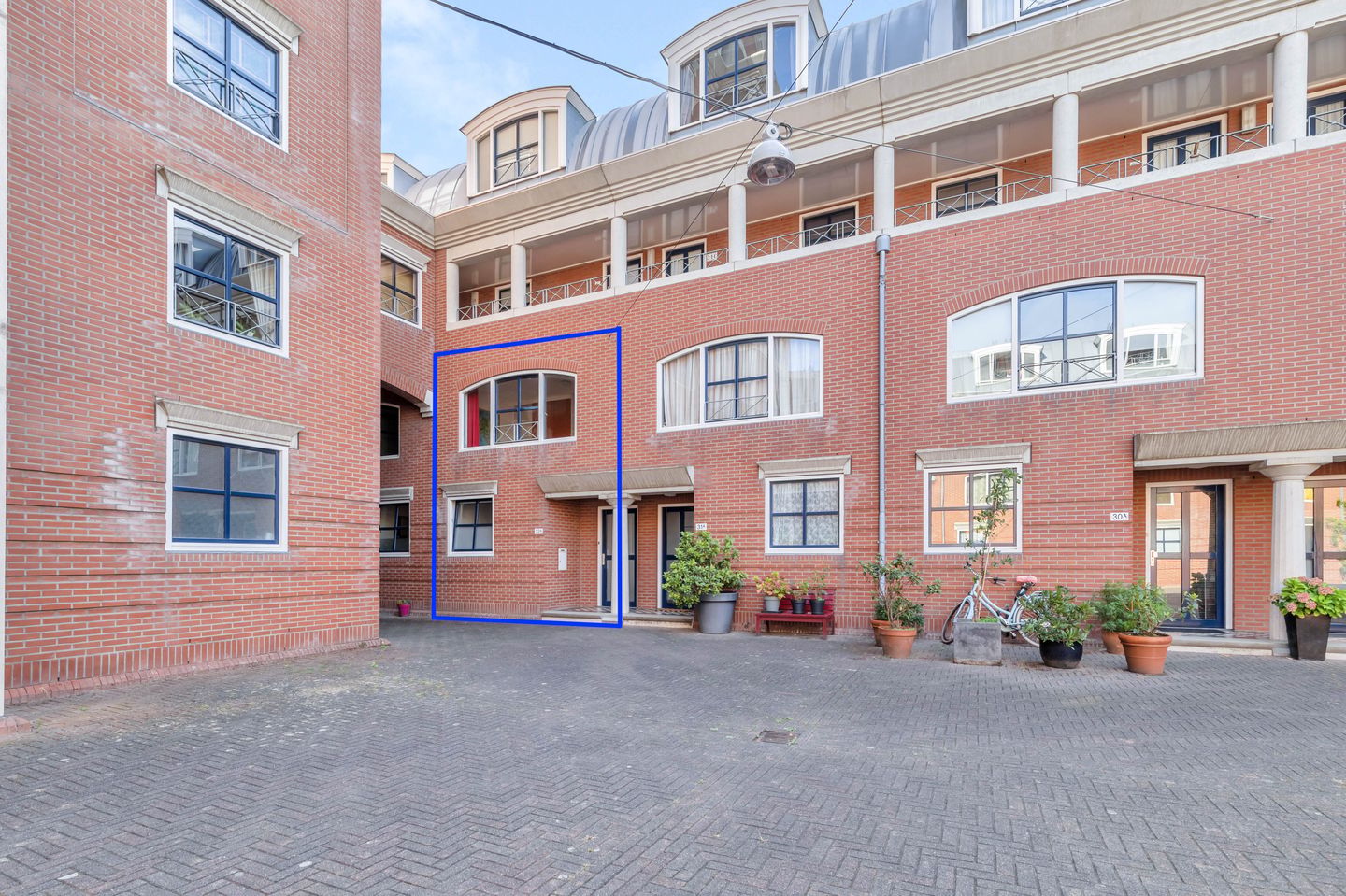 Foto 1 van Charles Vos-cour 32-A