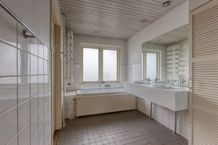 Tussenwoning te koop: Van Zuylen van Nijeveltstraat 122, Wassenaar