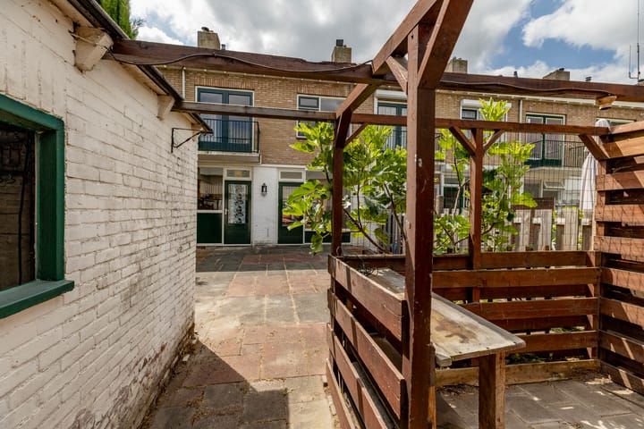 Tussenwoning te koop: Jhr. van de Wall Repelaerstraat 5, Dordrecht