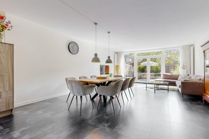 Tussenwoning te koop: Phia Berghoutlaan 34, Oegstgeest