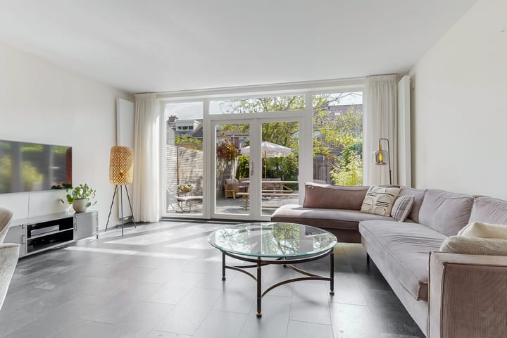 Tussenwoning te koop: Phia Berghoutlaan 34, Oegstgeest