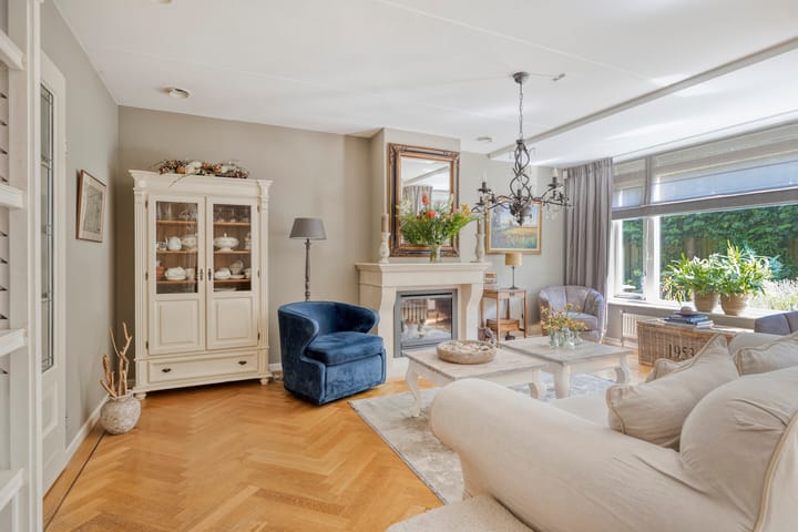 Hoekwoning te koop: Prinses Amaliastraat 1, Benthuizen