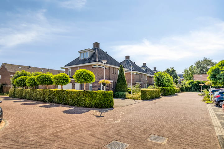 Hoekwoning te koop: Prinses Amaliastraat 1, Benthuizen