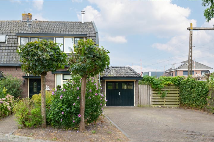 Twee-onder-één-kap te koop: Spoorstraat 15, Wijhe