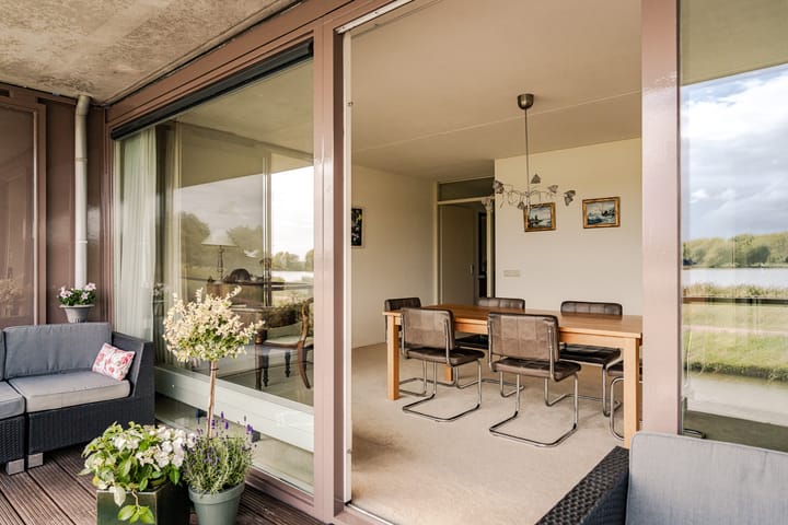 Appartement te koop: L. Springerstraat 140, Velserbroek