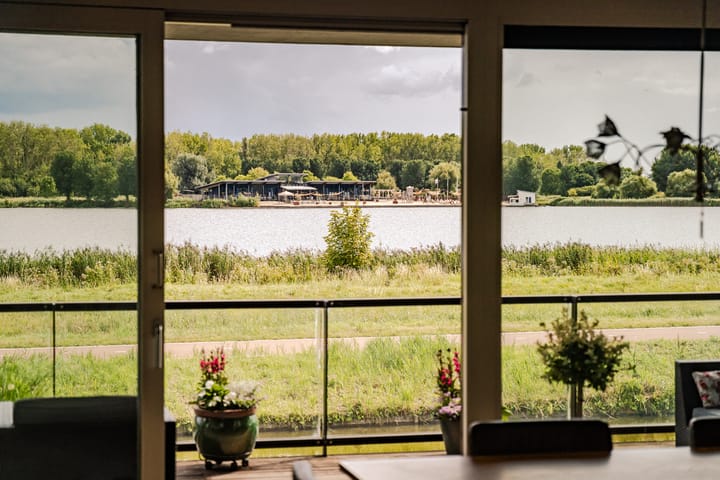 Appartement te koop: L. Springerstraat 140, Velserbroek