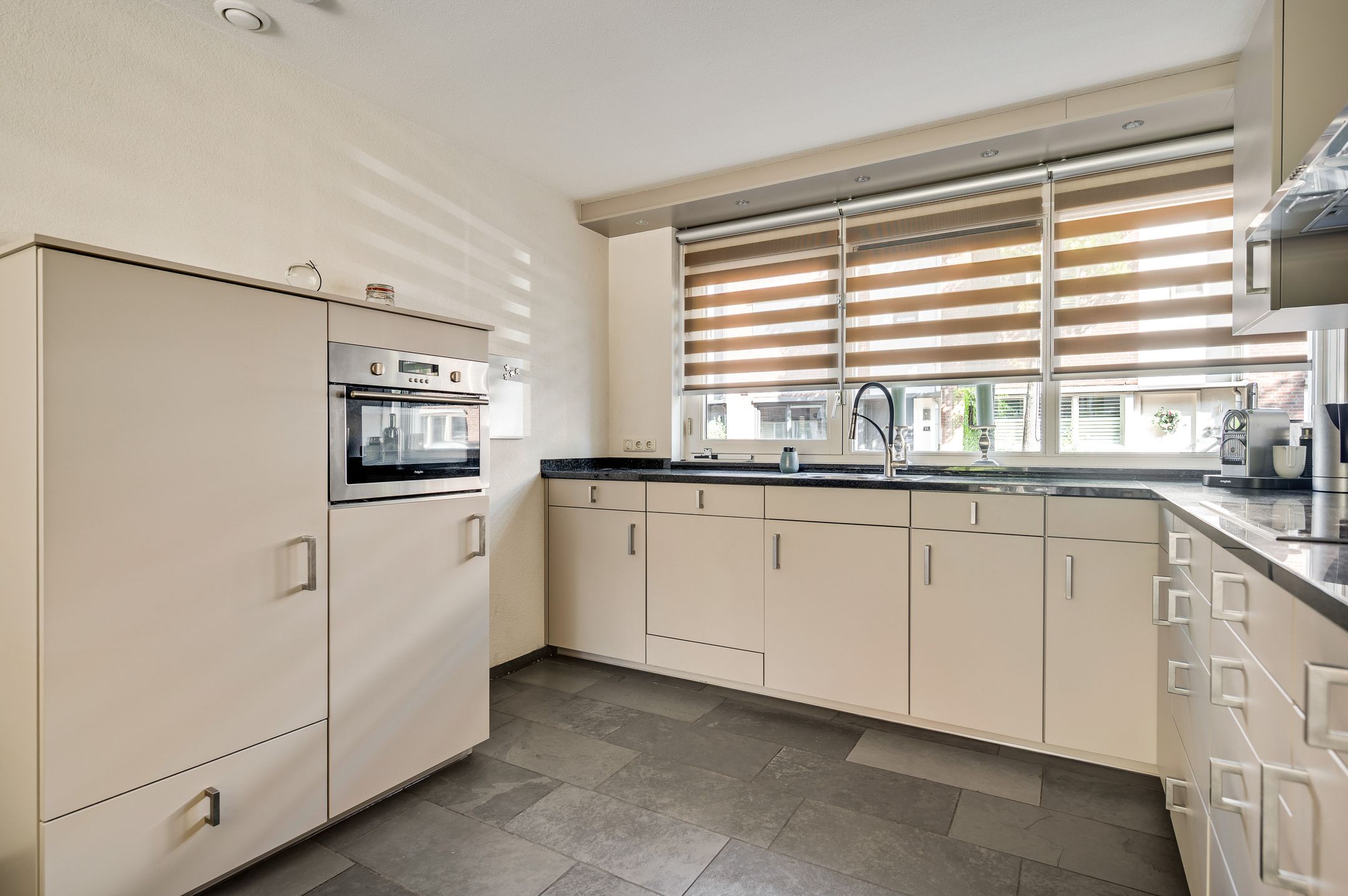 Photo 15 of Engeliena Schaapstraat 28