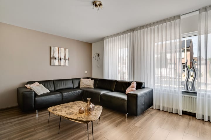 Tussenwoning te koop: Ambachtsingel 28, Roermond