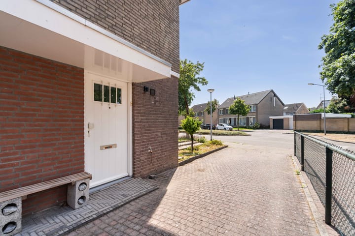 Twee-onder-één-kap te koop: Moeselplein 3, Weert