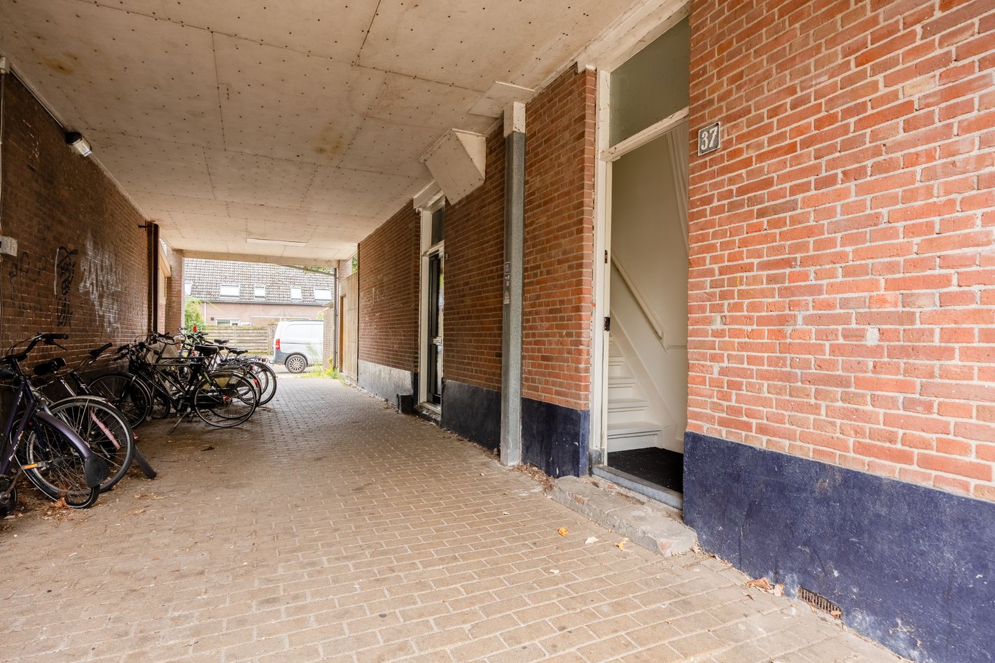 Foto 4 van de Ruyterstraat 37