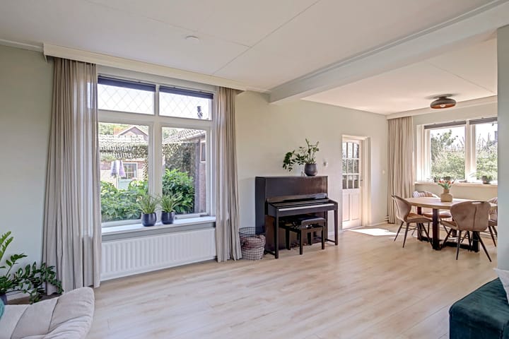 Twee-onder-één-kap te koop: Beatrixstraat 30, Hellouw