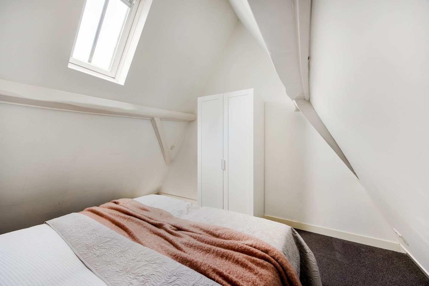 Photo 10 of Warmoesstraat 26-B