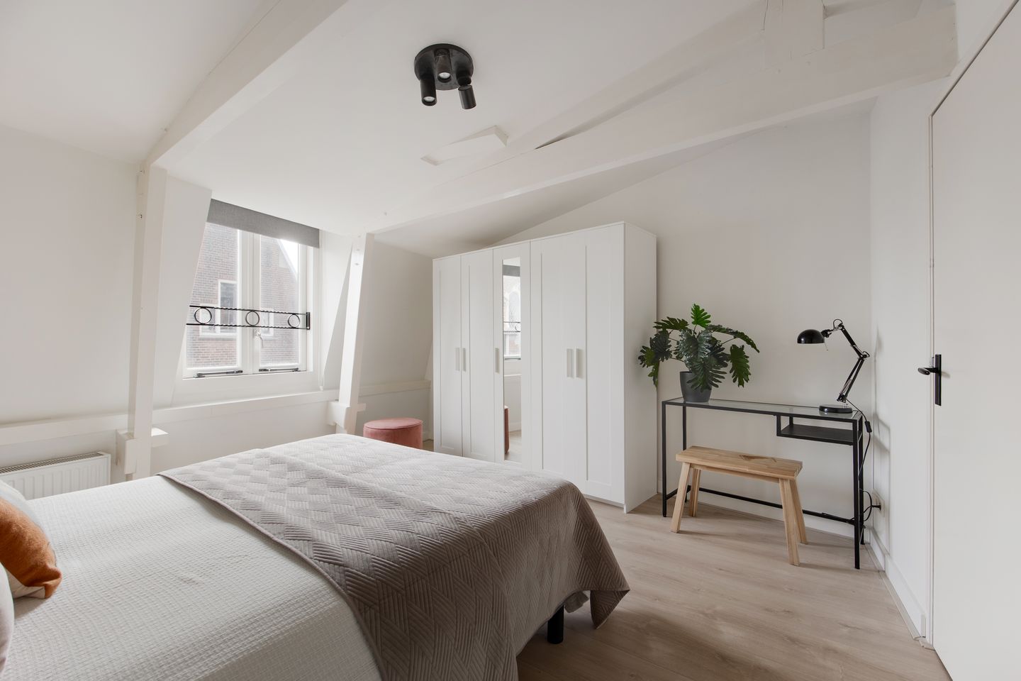 Photo 19 of Warmoesstraat 26-B