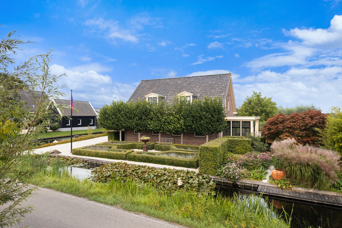View photo 3 of Westeinde 76