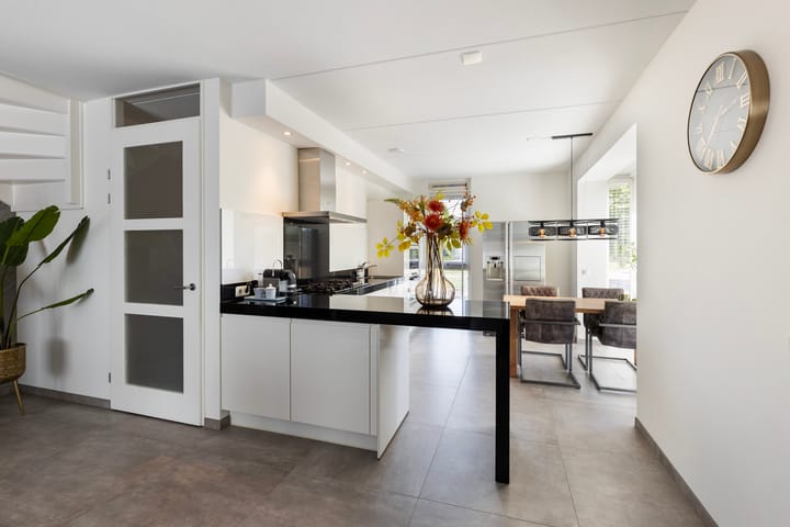 Hoekwoning te koop: Karel Appelstraat 2, Hengelo