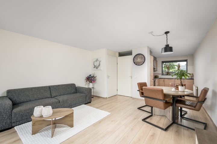 Tussenwoning te koop: Rodinweg 29, Almere