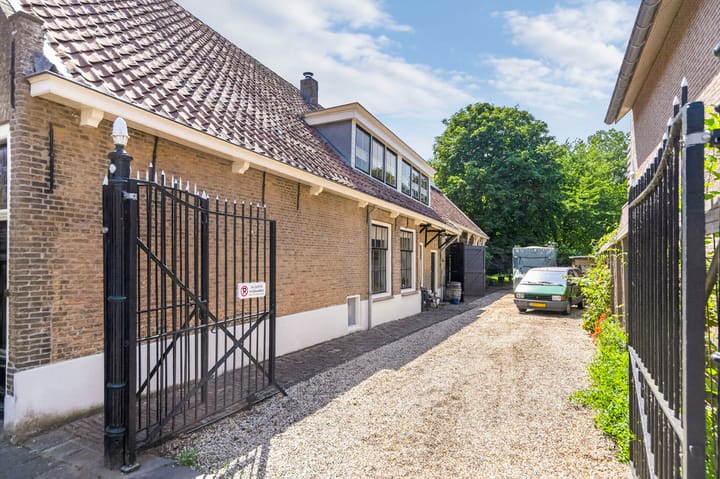 Twee-onder-één-kap te koop: Voorstraat 16, Piershil