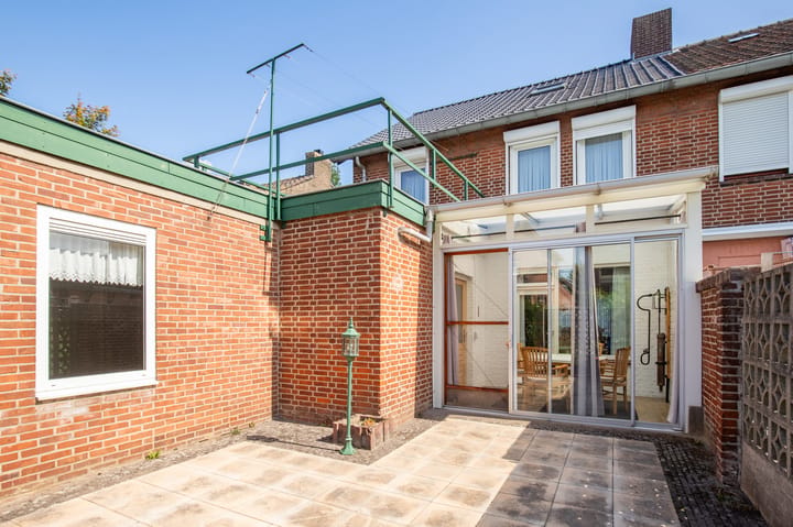 Twee-onder-één-kap te koop: Iepenlaan 5, Roermond