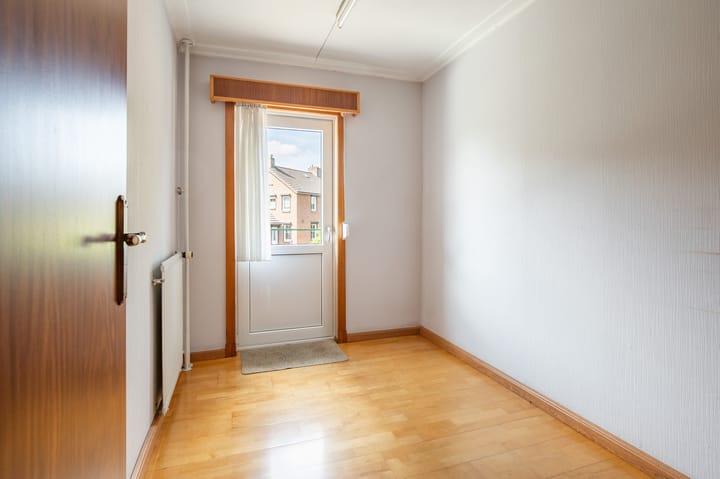 Twee-onder-één-kap te koop: Iepenlaan 5, Roermond