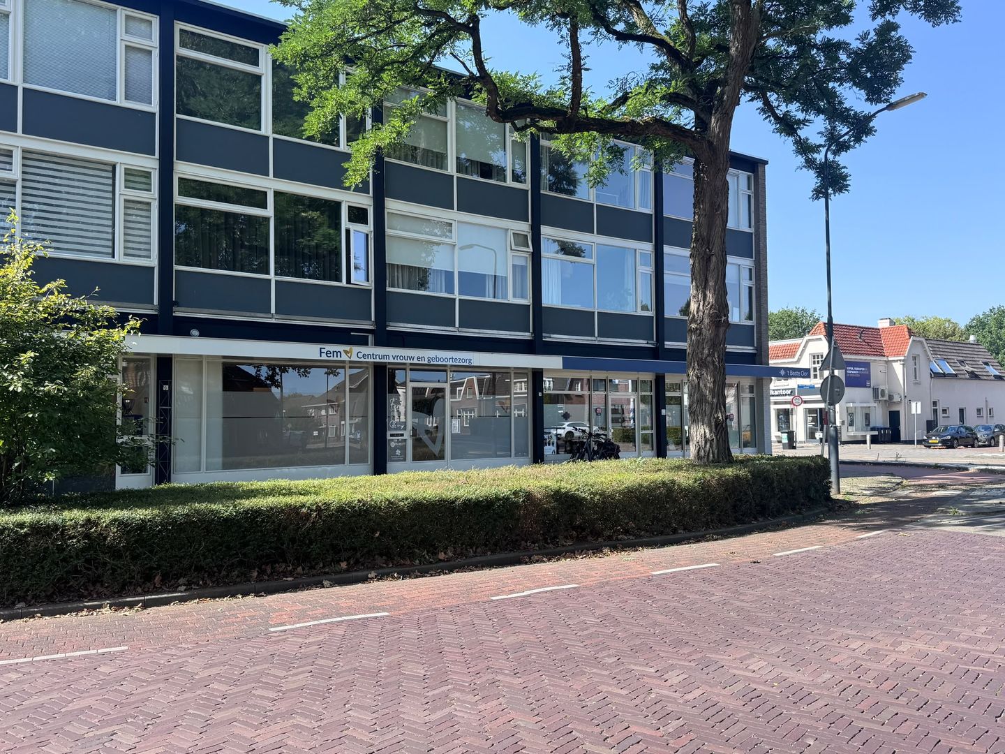 Bekijk foto 2 van Van Voorst tot Voorststraat 3