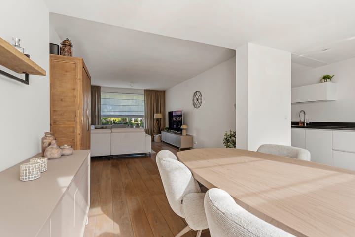 Tussenwoning te koop: Catharina van Rennesplein 12, Dieren