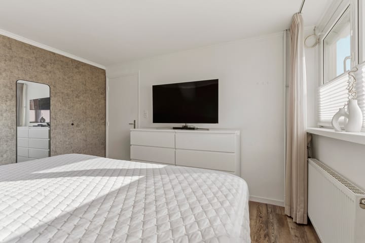 Tussenwoning te koop: Catharina van Rennesplein 12, Dieren