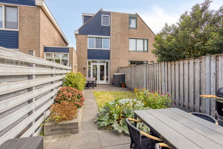 Tussenwoning te koop: Röntgendreef 35, Maassluis