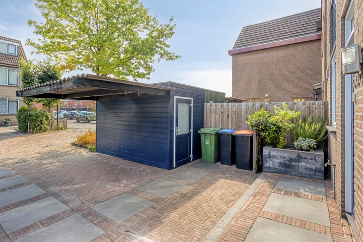 Tussenwoning te koop: Röntgendreef 35, Maassluis