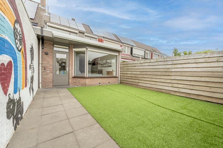 Tussenwoning te koop: Klaverbladstraat 22, Klaaswaal