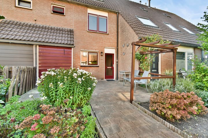Tussenwoning te koop: Simon Vestdijk-erf 91, Dordrecht
