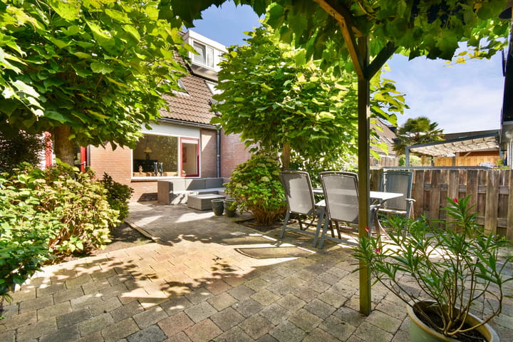 Tussenwoning te koop: Simon Vestdijk-erf 91, Dordrecht