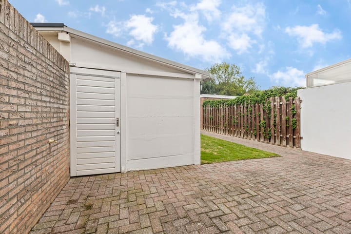 Tussenwoning te koop: Pastoor van Eijsstraat 27, Geleen