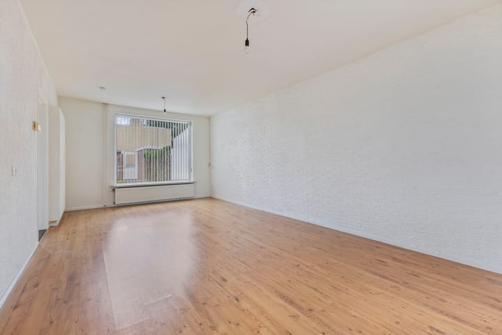 Tussenwoning te koop: Pastoor van Eijsstraat 27, Geleen