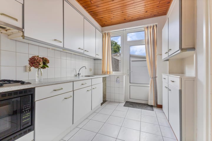 Tussenwoning te koop: Pastoor van Eijsstraat 27, Geleen