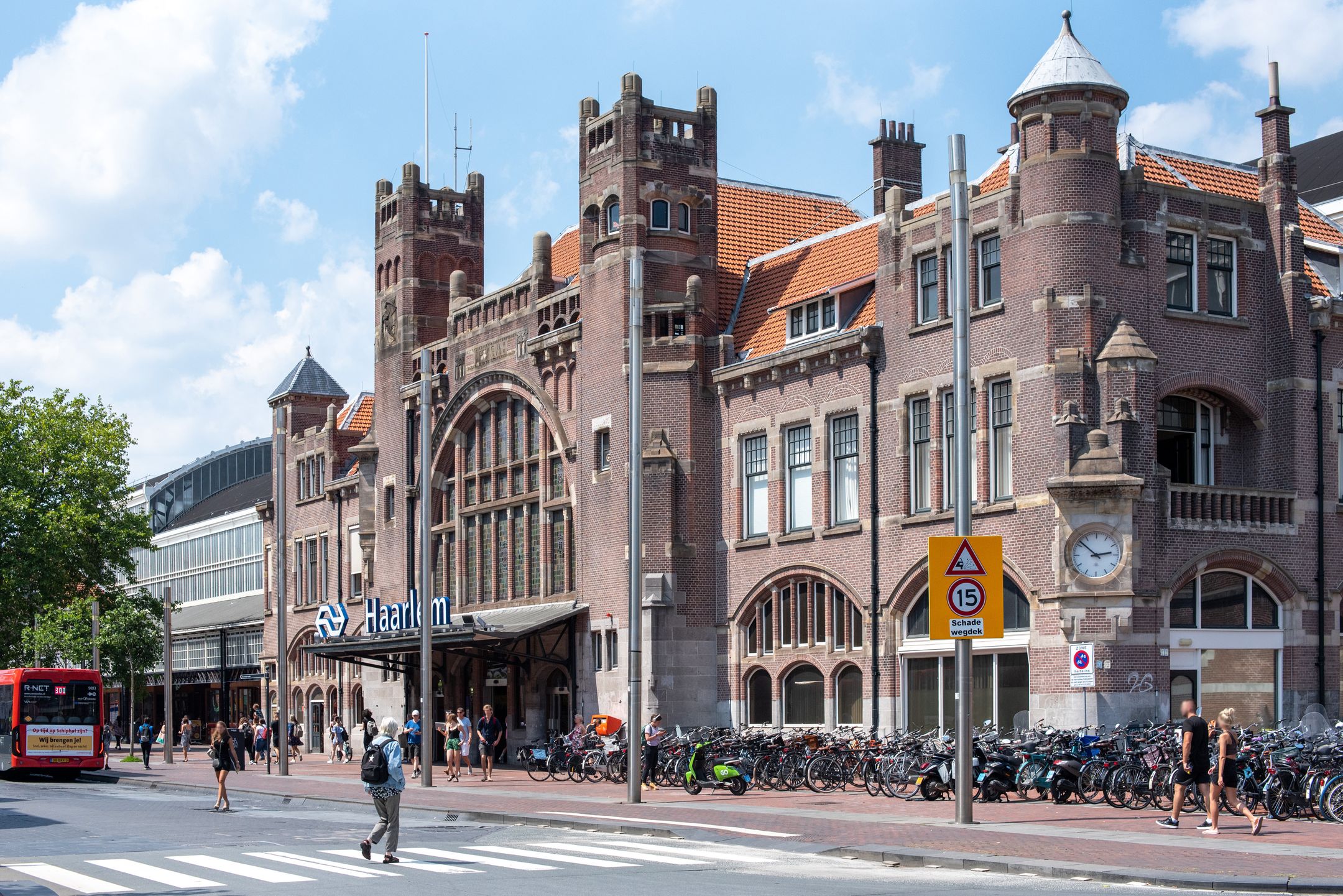 Photo 30 of Kennemerstraat 3-B