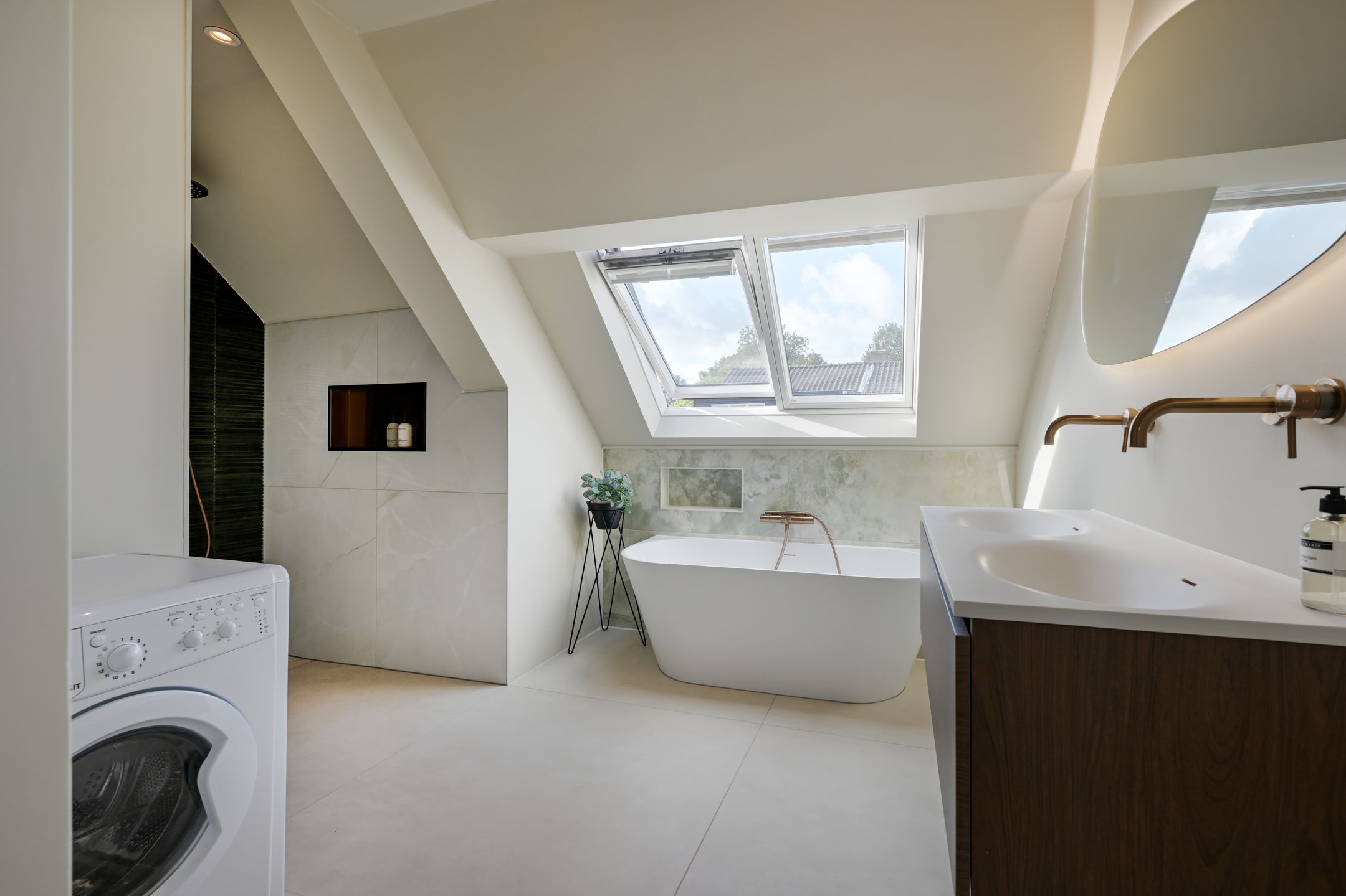 Photo 12 of Kennemerstraat 3-B